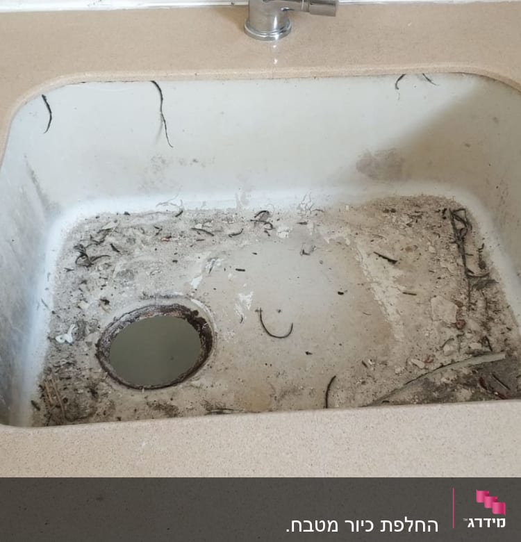 כיור מלוכלך עם משטח שיש בהיר